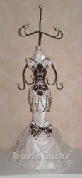 Schmuckpuppe braun-cremefarbenes Kleid